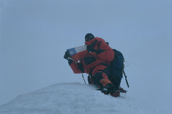 Pablo Gutiérrez en la cumbre del Makalu (8.463 msnm) (fotografía Andrés Stambuk)