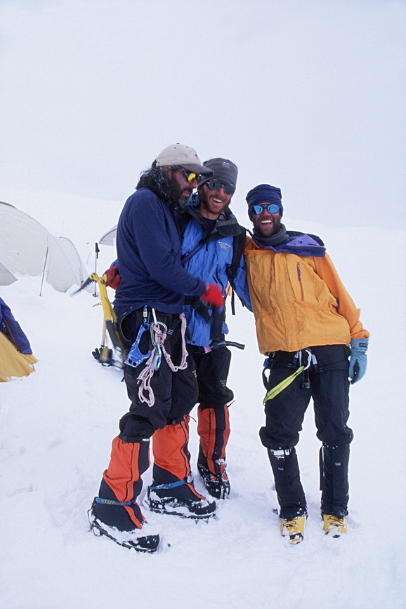 Ya bajando en el C1 (6.100 msnm) se reencuentra el equipo de Cumbre con sus compañeros